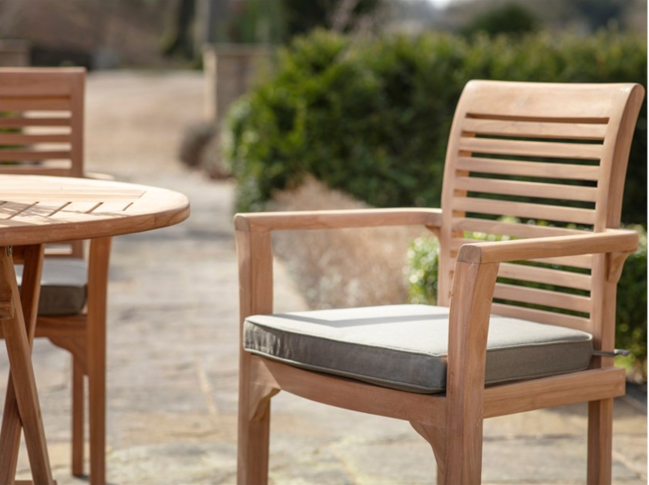 Richmond 110cm 4 Seat Furniture Set With Parasol & Base